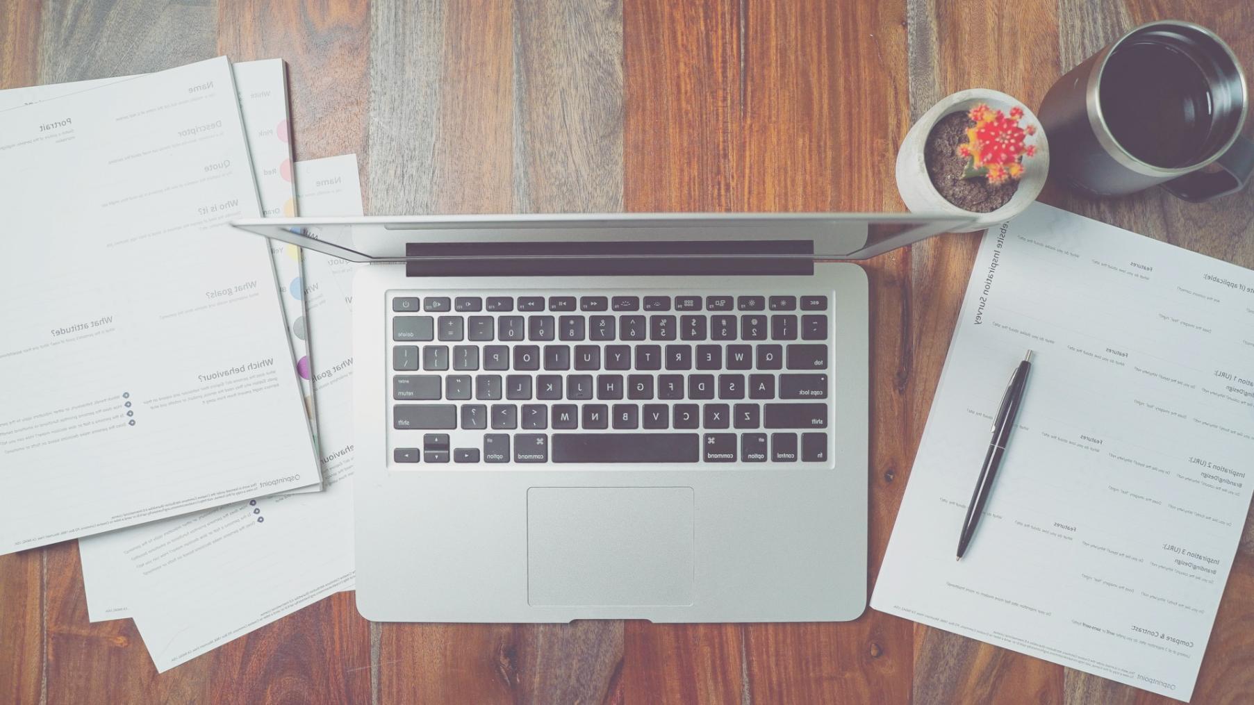 Detailaufnahme von Finanzdiagrammen und Notizen auf einem Schreibtisch während einer Planungssitzung